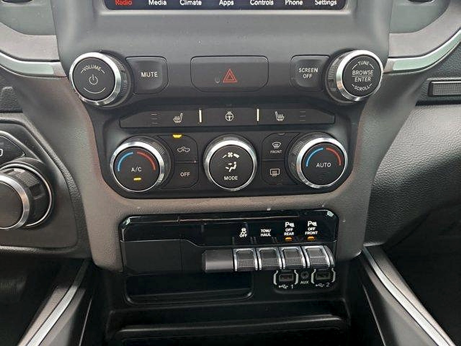 2020 RAM 1500 Big Horn Crew Cab 4x4 5'7" Box