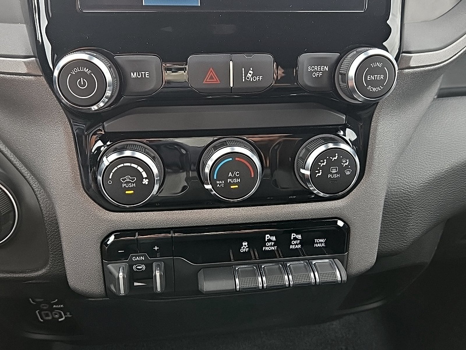 2025 RAM 1500 Tradesman Crew Cab 4x4 5'7" Box